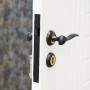 قفل‌های دستگیره اهرمی، یکی از نوع‌های قفل‌های استفاده شده در درب‌ها و دروازه‌ها هستند.اهرم‌ها به عنوان دستگیره‌های دروازه‌ها و درب‌ها مورد استفاده قرار می‌گرفتند و اکنون به صورت مدرن و با قابلیت‌های بهتری ساخته می‌شوند