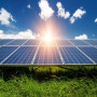 انرژی خورشیدی یک منبع انرژی پایدار و پاک است که از تابش نور و گرمای خورشید بهره می‌برد. این انرژی به صورت مستقیم یا غیرمستقیم قابل استفاده است. در زیر، به برخی از مهمترین جنبه‌های انرژی خورشیدی اشاره می‌شود: