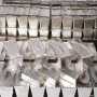 شمش آلومینیوم، فلزی خاص است که به وسیله فرآیندهای مختلفی به صورت شمش آلاییده می‌شود. این شمش‌ها با توجه به خواص مکانیکی، شکل، ابعاد و کاربردهای مختلف، دسته ‌بندی می‌شوند. در زیر به برخی از انواع شمش‌های آلومینیوم اشاره شده است.